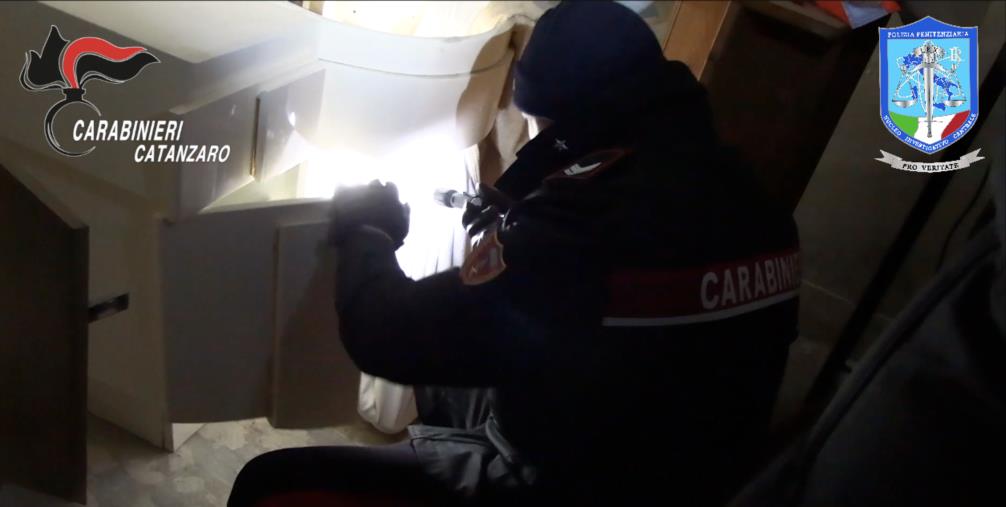 images Traffico di droga e corruzione a Catanzaro, blitz dei carabinieri: 38 arresti 