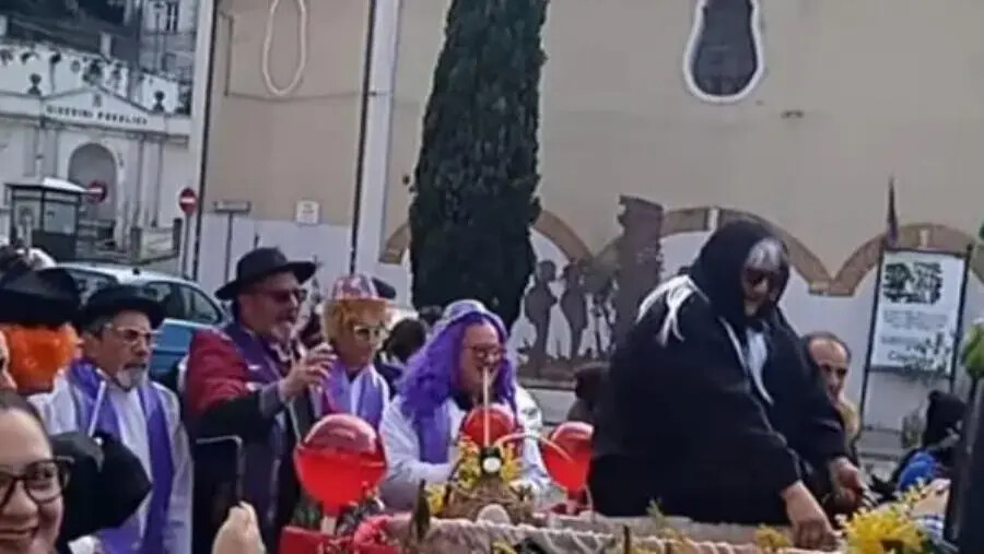 images Nel centro storico di Cosenza celebrata la 'Morte del Carnevale' 