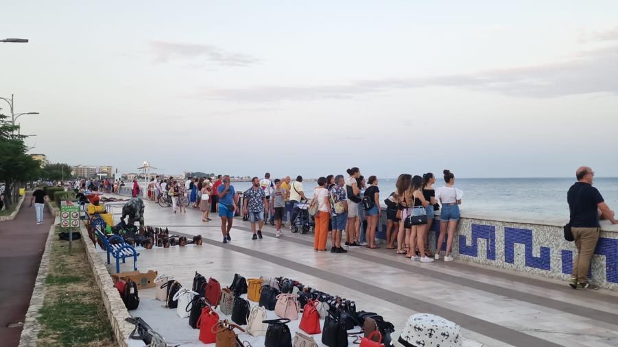 Paura a Catanzaro, uomo in mare cerca aiuto e poi sparisce: si attende la Guardia costiera images Paura a Catanzaro, uomo in mare cerca aiuto e poi sparisce: si attende la Guardia costiera
