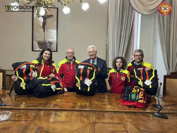 images La Fondazione Carical dona 18 zaini tecnici-medici d'emergenza al Soccorso alpino e speleologico   