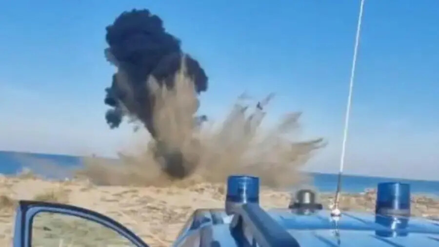 La polizia fa brillare un ordigno bellico sulla spiaggia antistante all'area ex Sir di Lamezia Terme (FOTO) images La polizia fa brillare un ordigno bellico sulla spiaggia antistante all'area ex Sir di Lamezia Terme (FOTO)