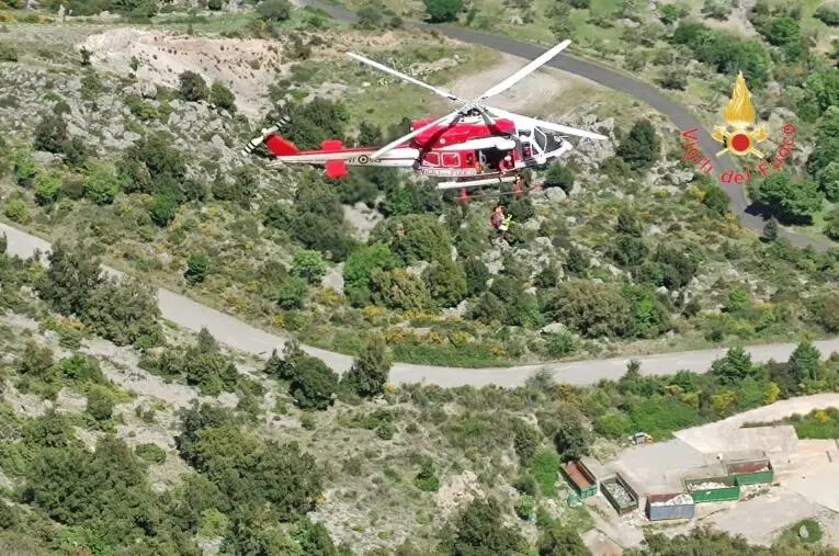 images Civita, i vigili del fuoco recuperano un escursionista infortunato in una zona impervia 