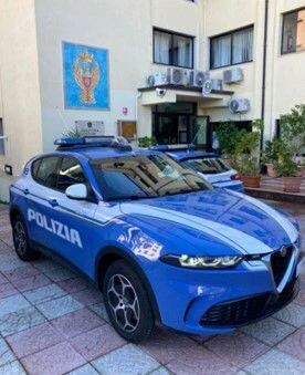 images Crotone, locale trasformato in discoteca abusiva con centinaia di ragazzi in pista: disposta la chiusura