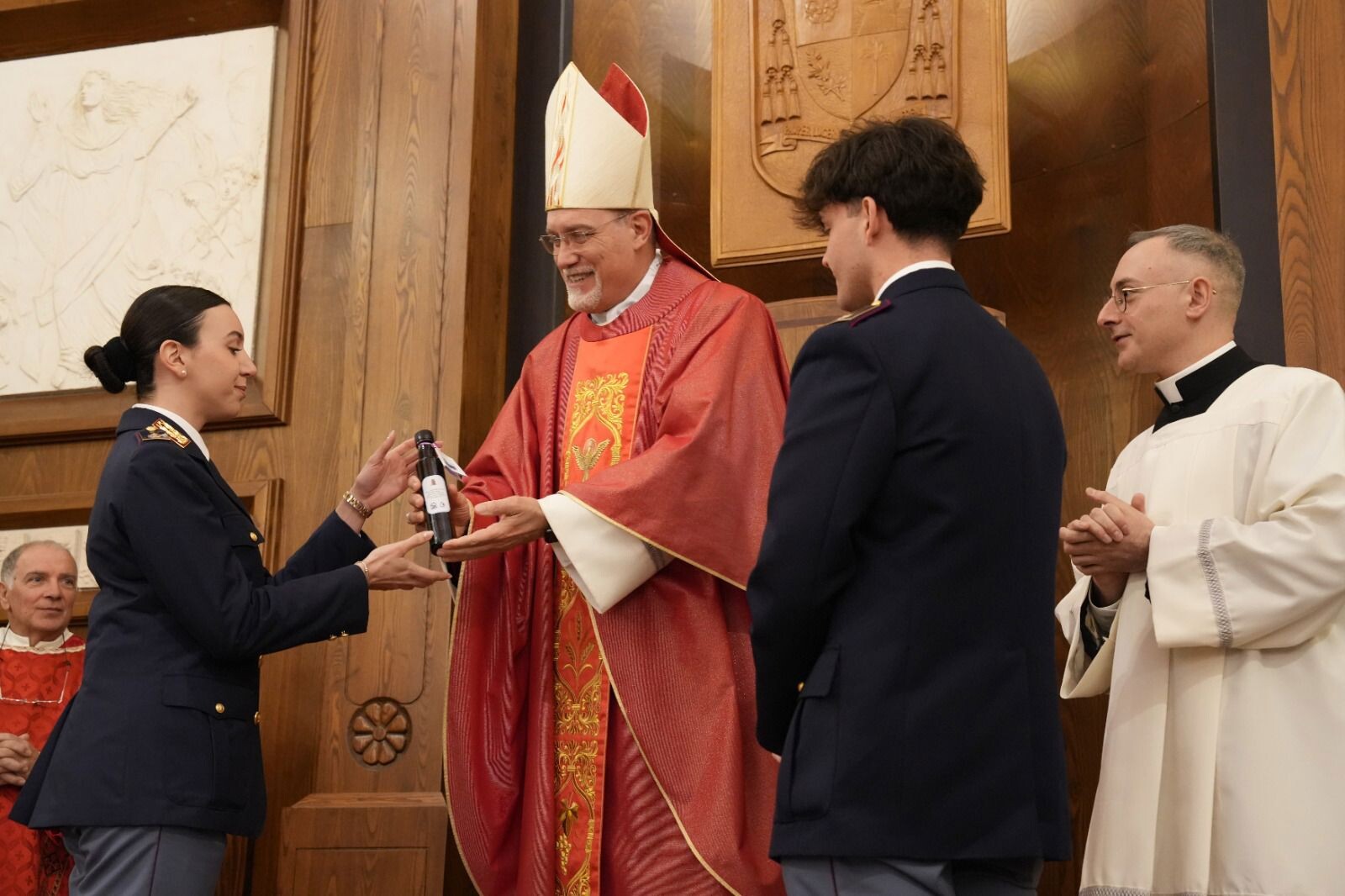 Vibo, la Polizia aderisce all’iniziativa della consegna simbolica dell’olio del Giardino della Memoria images Vibo, la Polizia aderisce all’iniziativa della consegna simbolica dell’olio del Giardino della Memoria