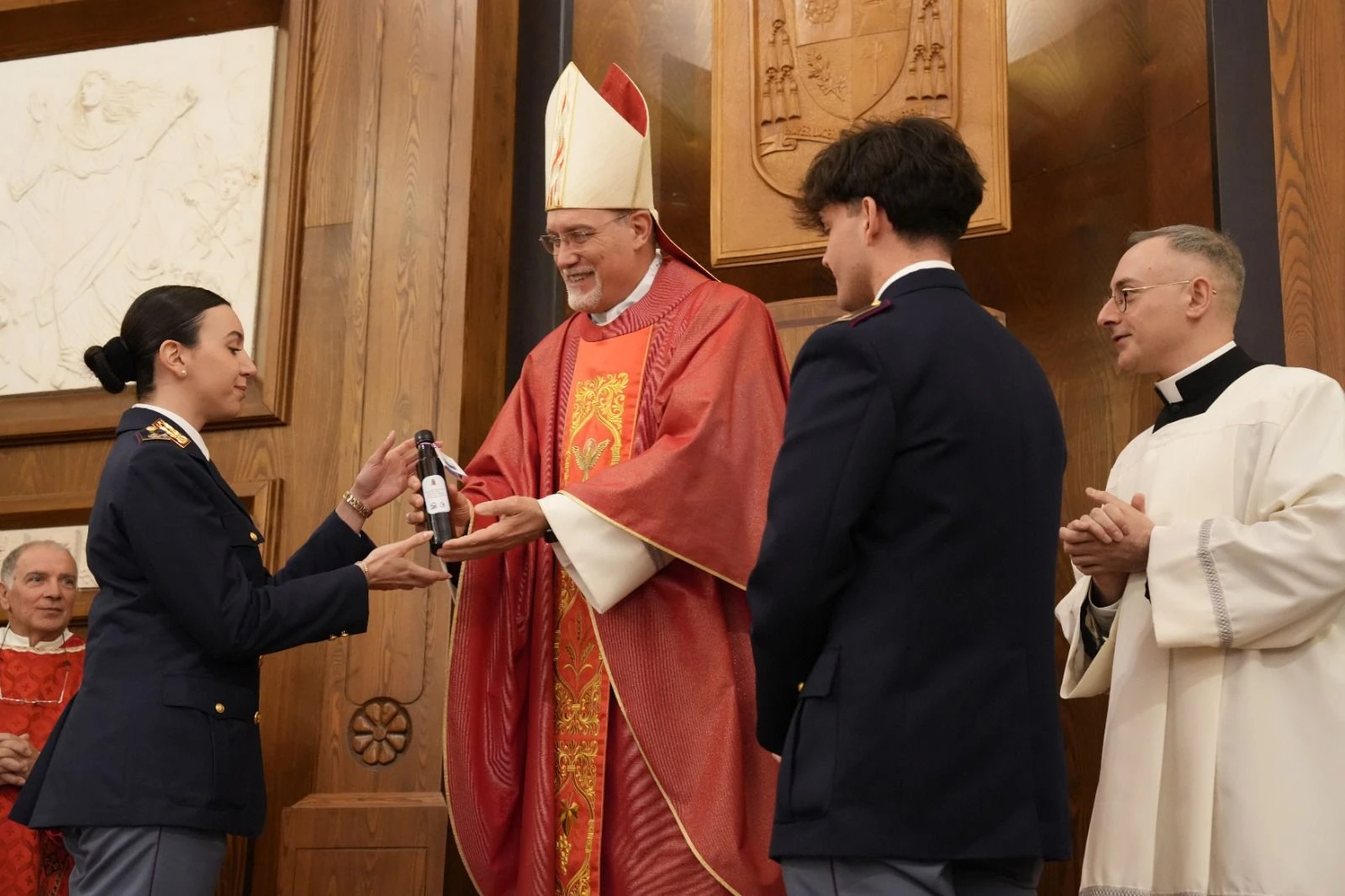 Vibo, la Polizia aderisce all’iniziativa della consegna simbolica dell’olio del Giardino della Memoria
