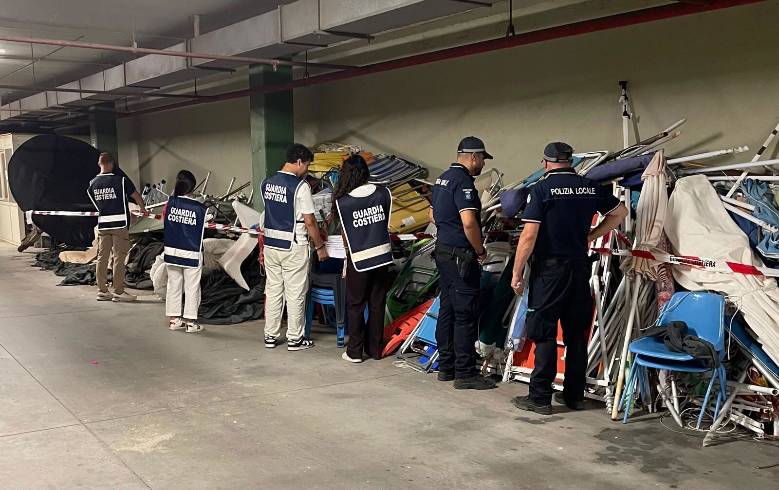 Reggio Calabria, blitz all’alba sul litorale Pellaro-Bocale: sequestrati centinaia di ombrelloni e lettini images Reggio Calabria, blitz all’alba sul litorale Pellaro-Bocale: sequestrati centinaia di ombrelloni e lettini