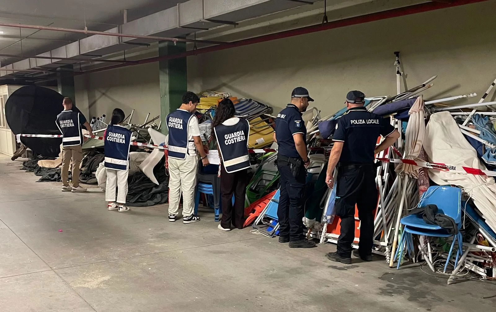 Reggio Calabria, blitz all’alba sul litorale Pellaro-Bocale: sequestrati centinaia di ombrelloni e lettini
