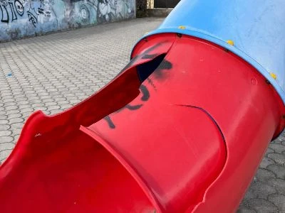 Vandalizzati giochi sul lungomare di Catanzaro, Sergi: “Gesto intollerabile, occorre reazione civica”
