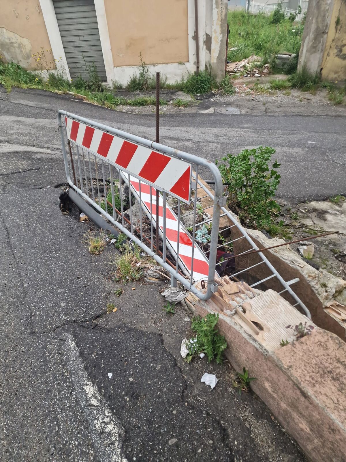 images Catanzaro, muretto pericolante nel quartiere Sant'Antonio: la segnalazione de "La Tazzina della Legalità"