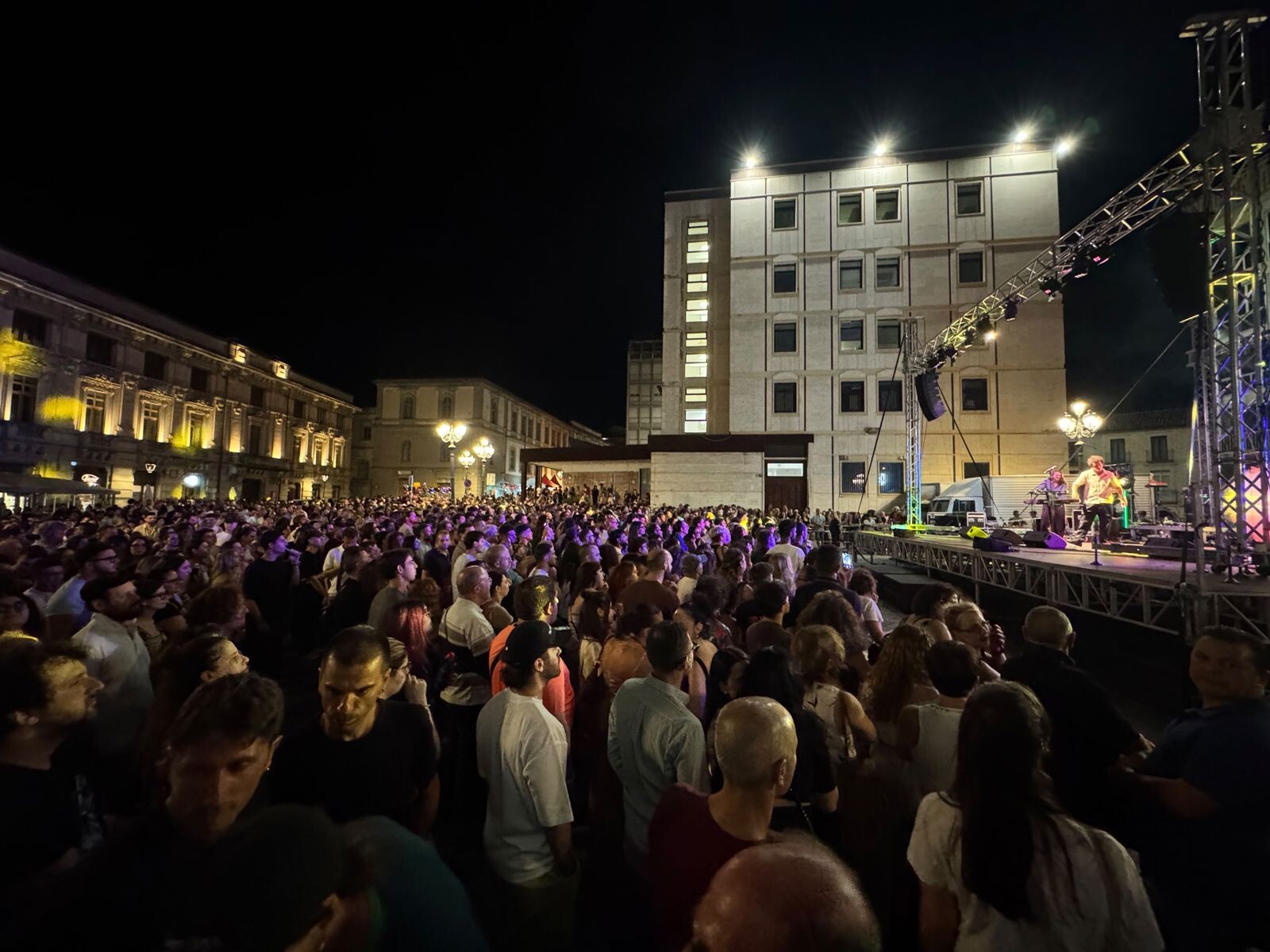 images La notte magica di San Vitaliano: il centro rinasce tra profumo di pitta e le canzoni di Eman