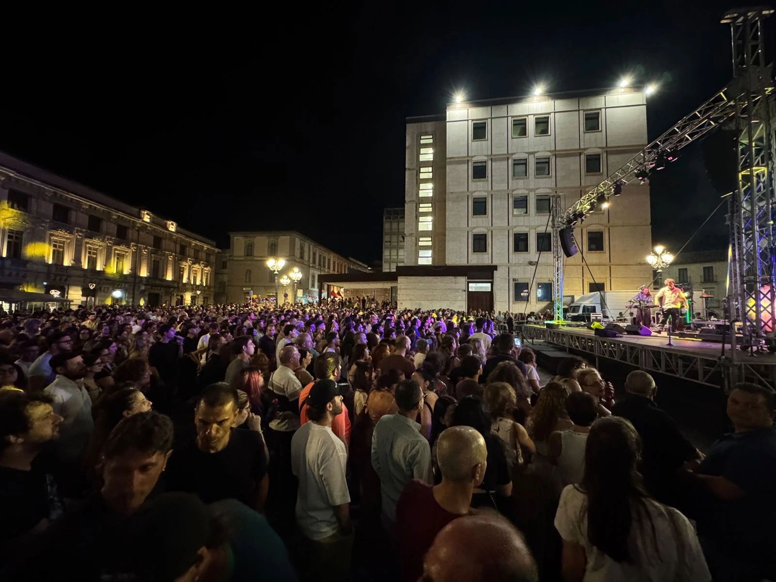 La notte magica di San Vitaliano: il centro rinasce tra profumo di pitta e le canzoni di Eman