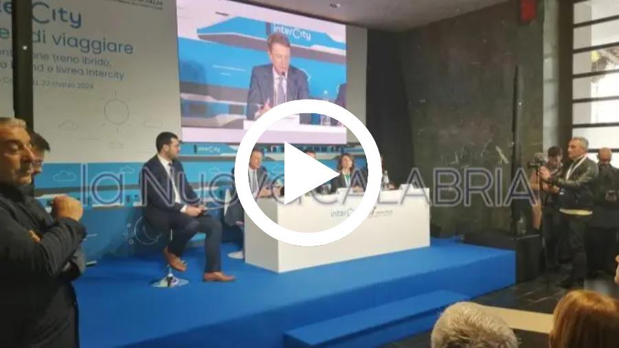 images Presentato il nuovo treno ibrido Trenitalia, Salvini a Reggio: "Importante migliorare infrastrutture calabresi"