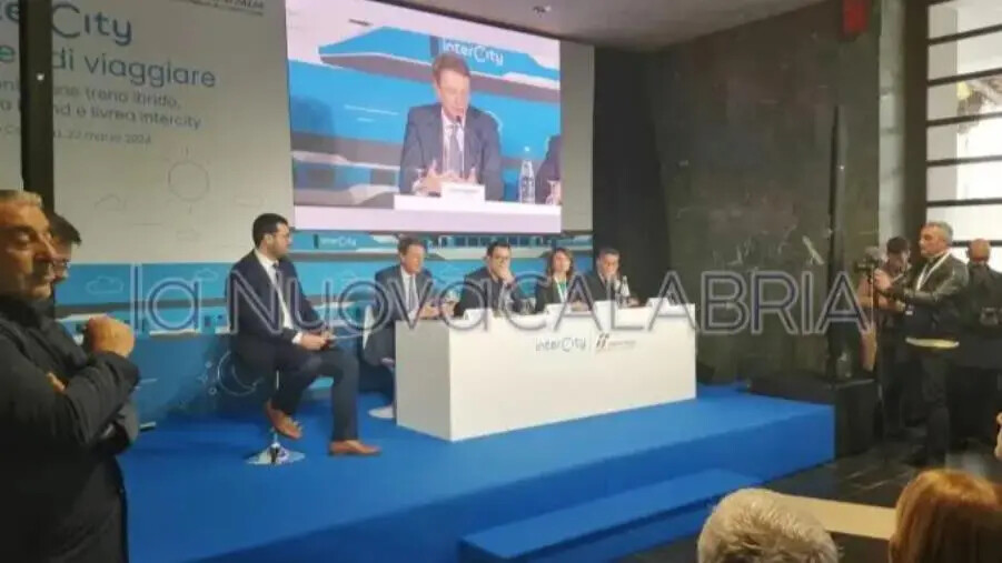 images Presentato il nuovo treno ibrido Trenitalia, Salvini a Reggio: "Importante migliorare infrastrutture calabresi"