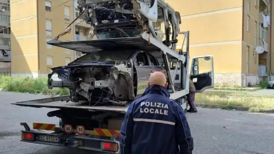 images Catanzaro, stretta  della Polizia locale contro gli abbandoni di veicoli: rimosse 16 auto e una moto
