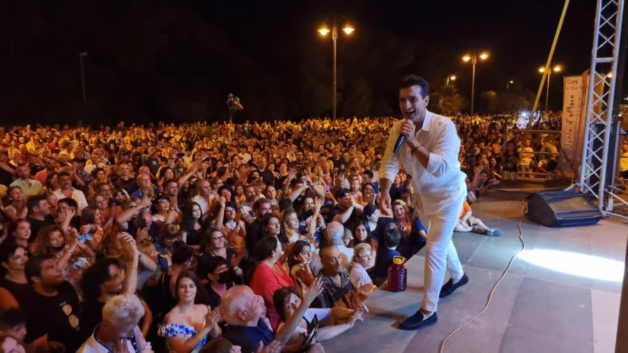 Cecè Barretta, l'estate e le piazze lo consacrano l'artista più amato della regione (VIDEO) images Cecè Barretta, l'estate e le piazze lo consacrano l'artista più amato della regione (VIDEO)