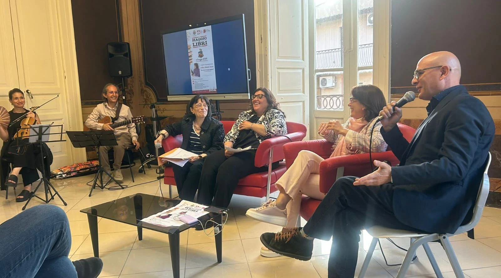 Dalla letteratura al Web Magazine: la cultura che unisce generazioni nel segno di Antonietta Vincenzo Pagine e musica a Palazzo Nicotera