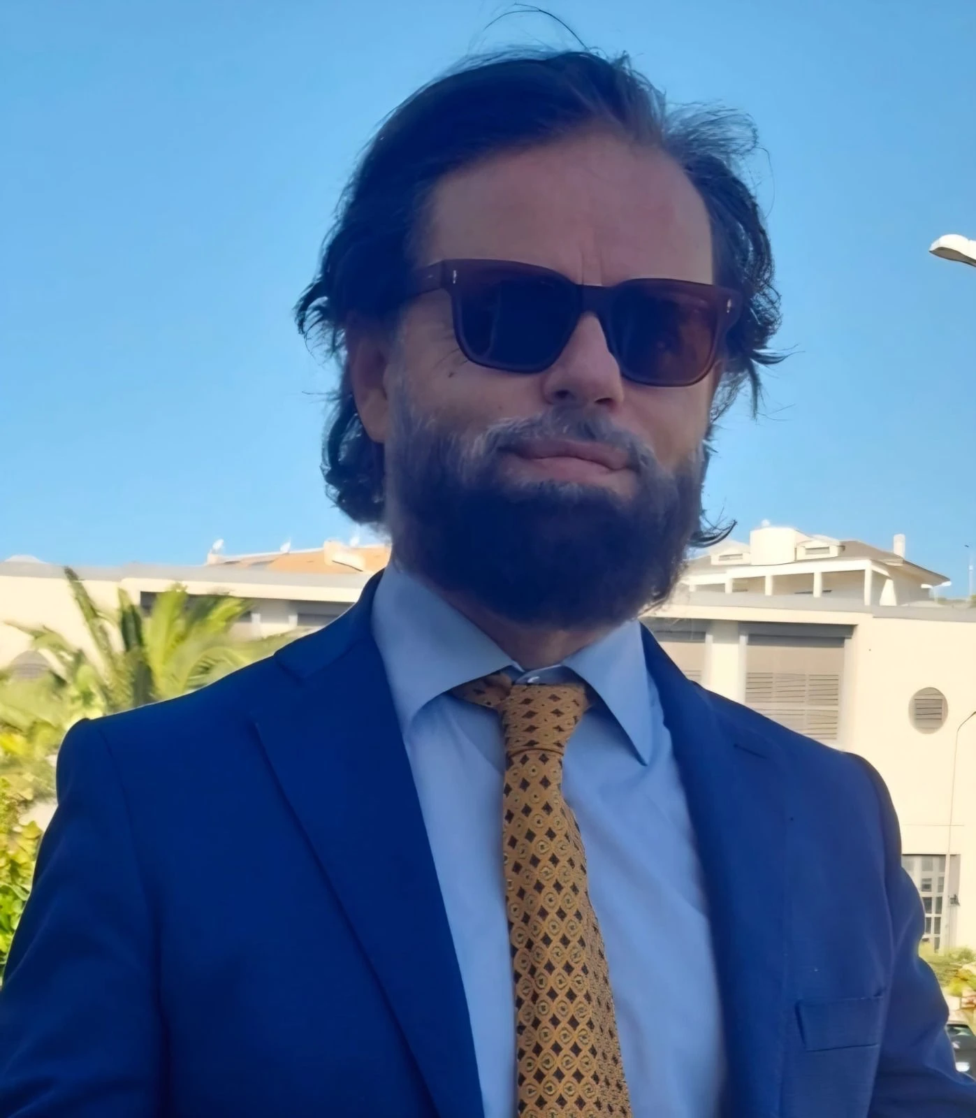 Sellia marina, auto ribaltata e fumante: un Carabiniere libero da servizio sfonda il parabrezza e salva un 26enne