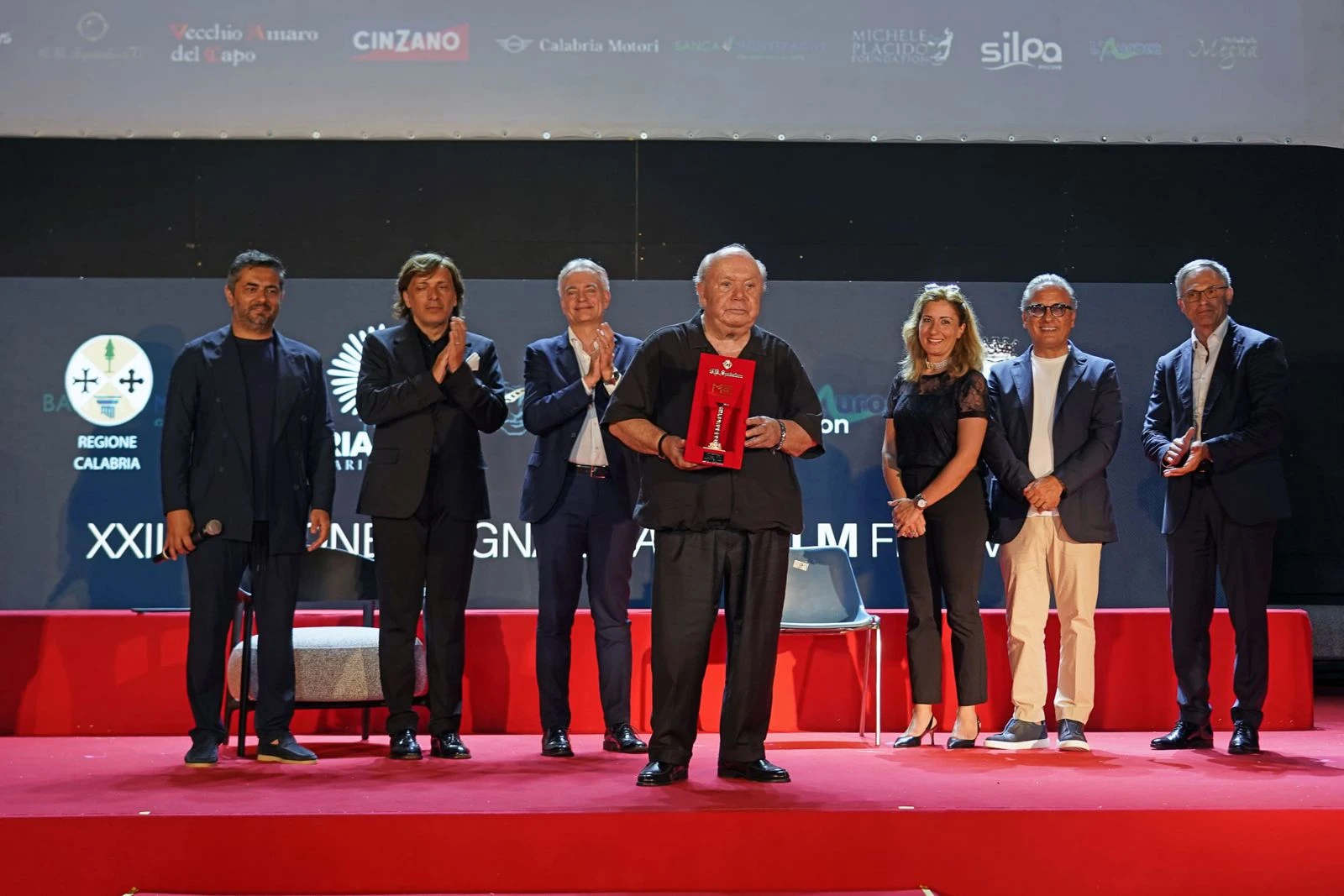 MGFF, bagno di folla per Lino Banfi che annuncia: "Ho proposto una sceneggiatura a Kevin Spacey e la gireremo in Calabria"