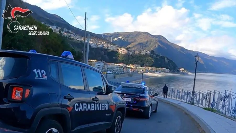 images Viola la sorveglianza e va al bar per l’aperitivo, un arresto nel Reggino 
