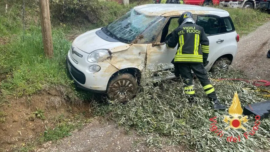 Cosenza, perde il controllo dell'auto che si ribalta: ferito un uomo images Cosenza, perde il controllo dell'auto che si ribalta: ferito un uomo