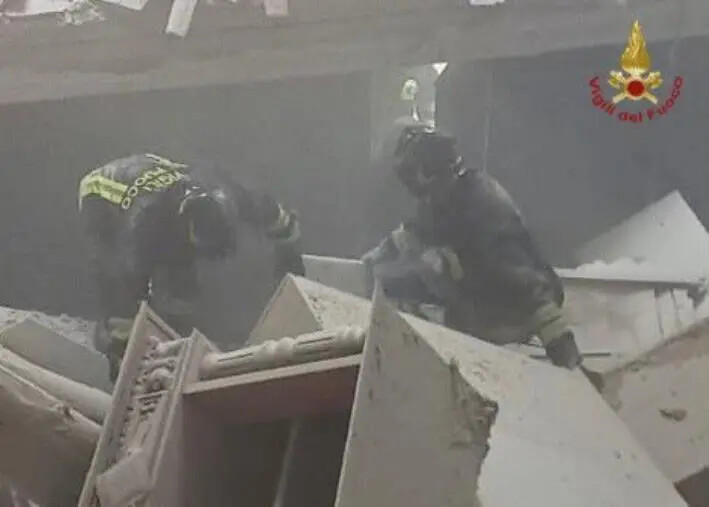 images Nel centro storico di Corigliano crolla il solaio di un edificio: un ferito 