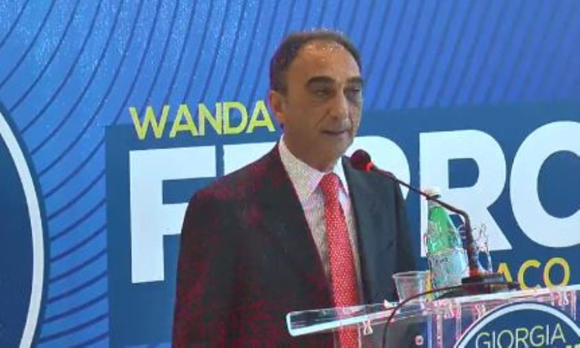 images Abramo senza freni sui consiglieri comunali che "non sanno l'italiano"