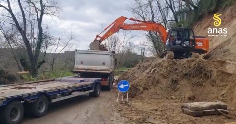 images Maltempo, Anas al lavoro per rimuovere le frane sulla  SS 182 nel Vibonese