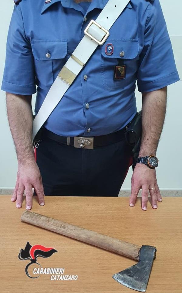 Tragedia sfiorata a Vallefiorita per un parcheggio: un 69enne prende con l'accetta un ragazzo, lo ferisce e viene arrestato images Tragedia sfiorata a Vallefiorita per un parcheggio: un 69enne prende con l'accetta un ragazzo, lo ferisce e viene arrestato