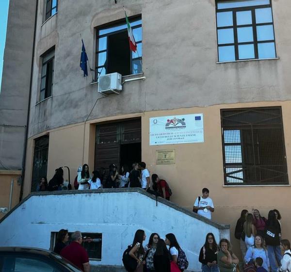 images Scuole, si ricomincia all'IIS De Nobili di Catanzaro: è l'anno della ripartenza e dei sorrisi