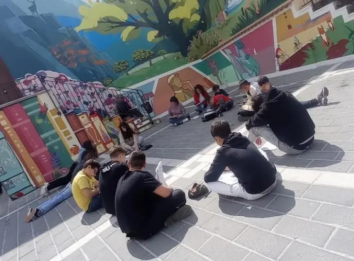 images Zagarise, ultimato il grande Murales "L'emigrante" dell'artista Monica Catalano