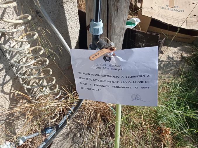 Catanzaro, allacci abusivi alla rete idrica comunale e sprechi d'acqua tra giardini e orti: sequestri e sanzioni images Catanzaro, allacci abusivi alla rete idrica comunale e sprechi d'acqua tra giardini e orti: sequestri e sanzioni