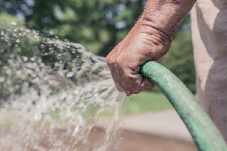 images A Petronà scoppia la guerra dell’acqua per irrigare i terreni. I contadini contro l’assenza di controlli: "Vige l'anarchia" 
