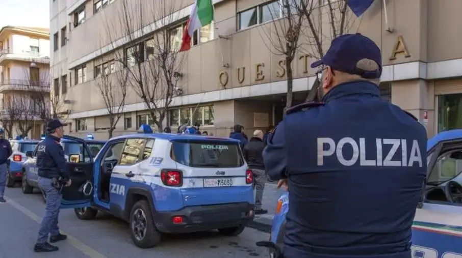 images Cosenza, aggredisce la moglie davanti ai figli: 50enne ai domiciliari 
