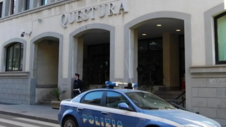 La Polizia dona un gascromatografo agli studenti dell’Istituto “Panella-Vallauri” di Reggio images La Polizia dona un gascromatografo agli studenti dell’Istituto “Panella-Vallauri” di Reggio