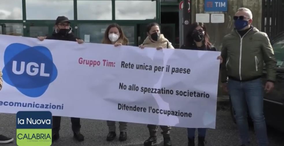 Vertenza Tim, a Catanzaro i lavoratori alzano la voce images Vertenza Tim, a Catanzaro i lavoratori alzano la voce