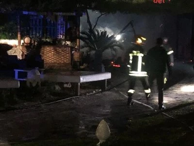 Reggio, incendio a un casolare: in corso le operazioni di spegnimento