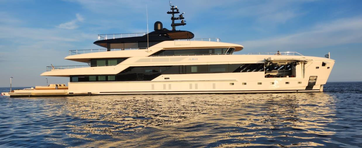 Barca di lusso da cinquanta metri sosta a Catanzaro (LE IMMAGINI) images Barca di lusso da cinquanta metri sosta a Catanzaro (LE IMMAGINI)