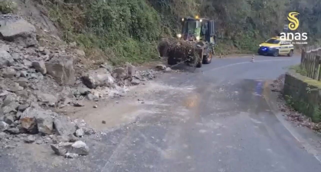 Maltempo in Calabria, frana sulla Statale 182: strada chiusa a Gerocarne (VIDEO) images Maltempo in Calabria, frana sulla Statale 182: strada chiusa a Gerocarne (VIDEO)