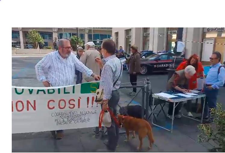 images "No alle speculazioni energetiche": a Catanzaro il sit-in del Coordinamento regionale 'Controvento'