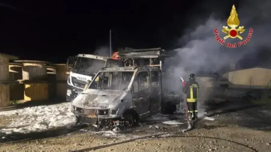 images In fiamme automezzi in un cantiere edile a Isola di Capo Rizzuto 