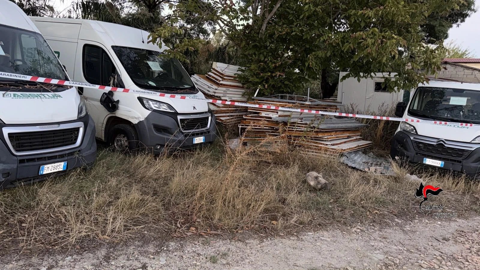 Discarica abusiva a cielo aperto di rifiuti pericolosi nel Crotonese: una denuncia 