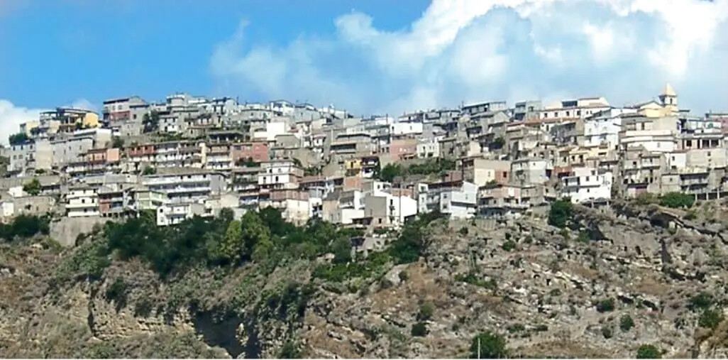 images Sindaco indagato e consiglieri dimissionari in massa, sciolto Comune nel Crotonese