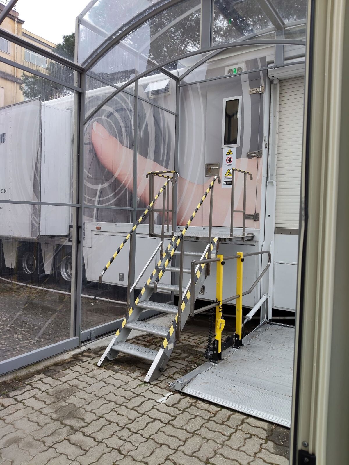 images Catanzaro, la Tazzina della legalità: "Pazienti oncologici costretti a fare la PET in un tir senza servizi igienici"