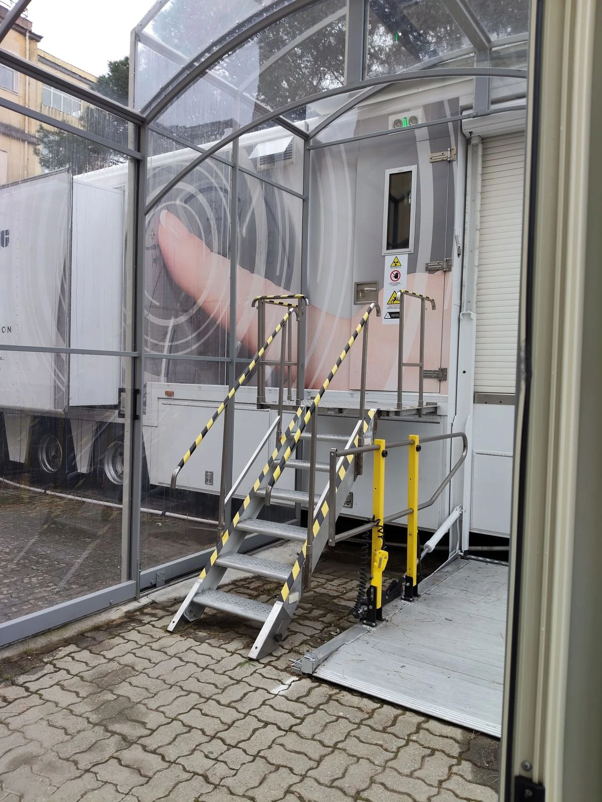 Catanzaro, la Tazzina della legalità: "Pazienti oncologici costretti a fare la PET in un tir senza servizi igienici"