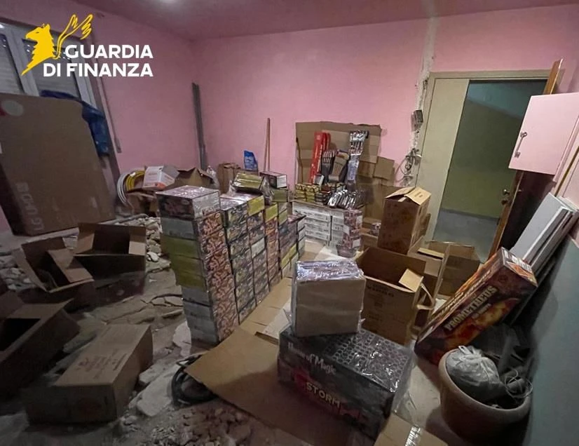 Maxi sequestro di fuochi d’artificio illegali: una tonnellata di esplosivi scoperta nel cosentino (VIDEO)