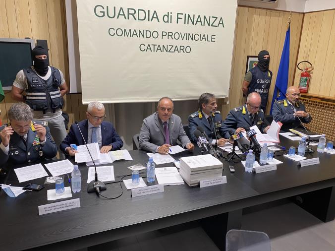 Operazione "Imponimento": scacco alla cosca che controllava qualsiasi cosa (NOMI e VIDEO) images Operazione "Imponimento": scacco alla cosca che controllava qualsiasi cosa (NOMI e VIDEO)