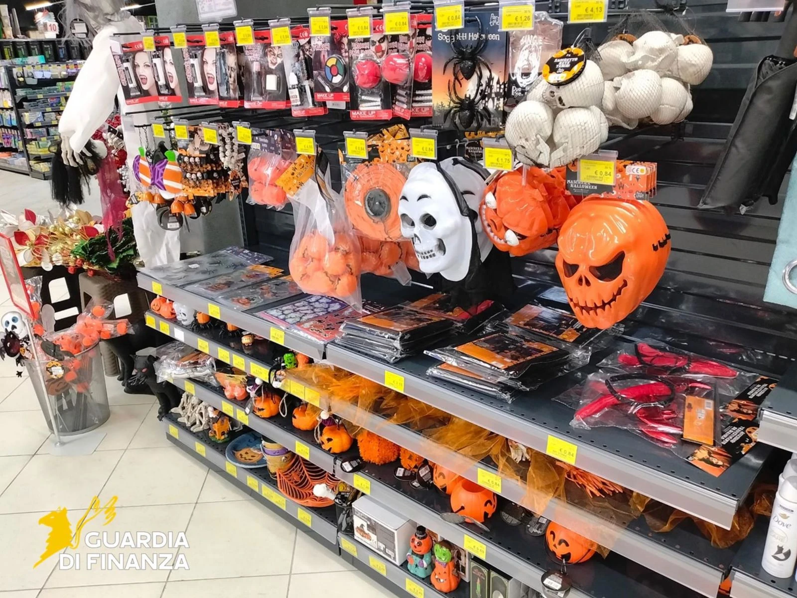 Cosenza, sequestrati dalla Guardia di Finanza 300mila articoli di Halloween non sicuri (VIDEO)