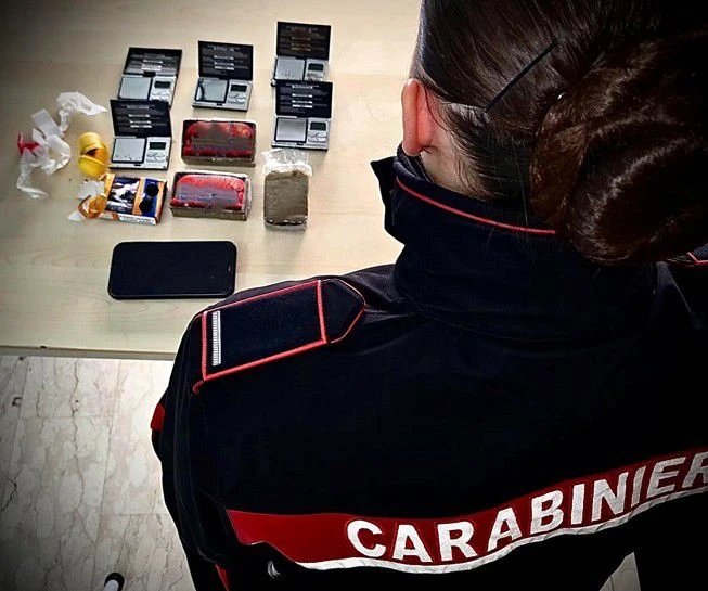 Lamezia, si aggirava a piedi con fare sospetto con droga addosso: 18enne ai domiciliari