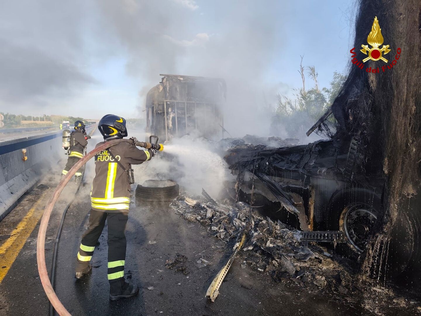 Mezzo pesante a fuoco sulla Statale 280 a Lamezia Terme images Mezzo pesante a fuoco sulla Statale 280 a Lamezia Terme