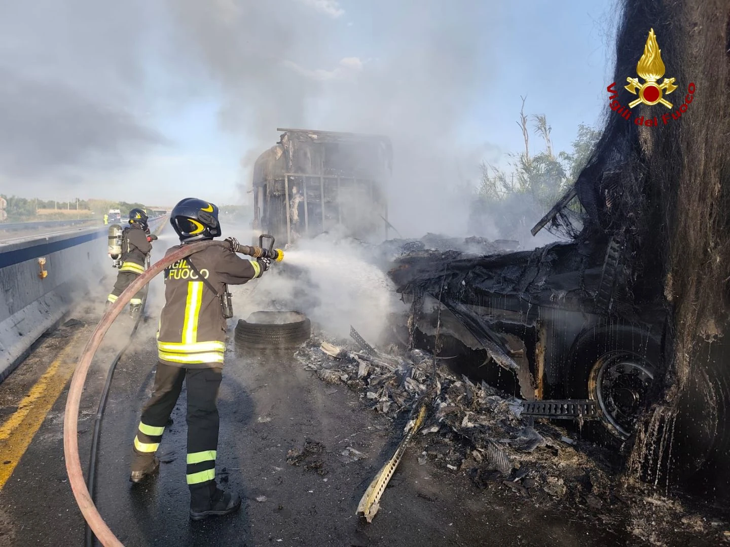 Mezzo pesante a fuoco sulla Statale 280 a Lamezia Terme  